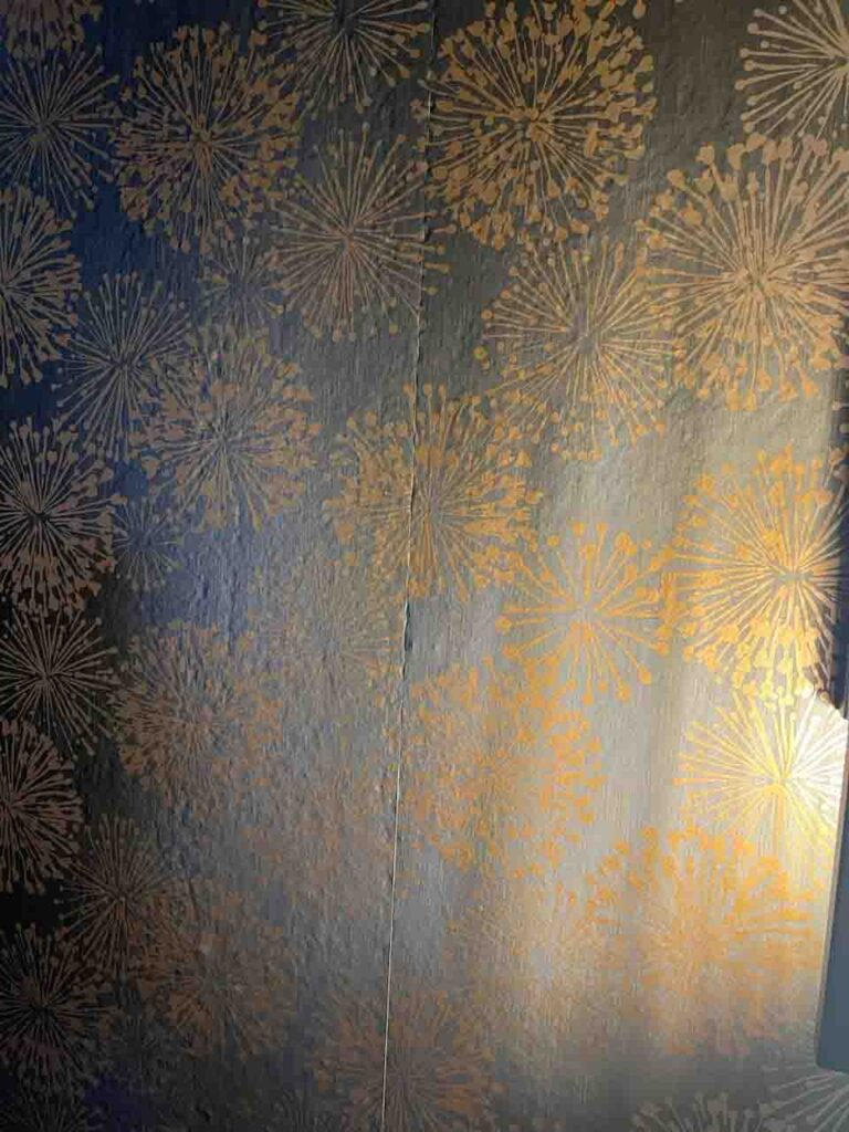 Problems of installing vinyl wallpapers on textured walls