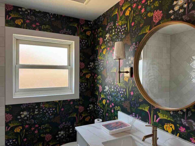 Non woven wallpaper. Bathroom.