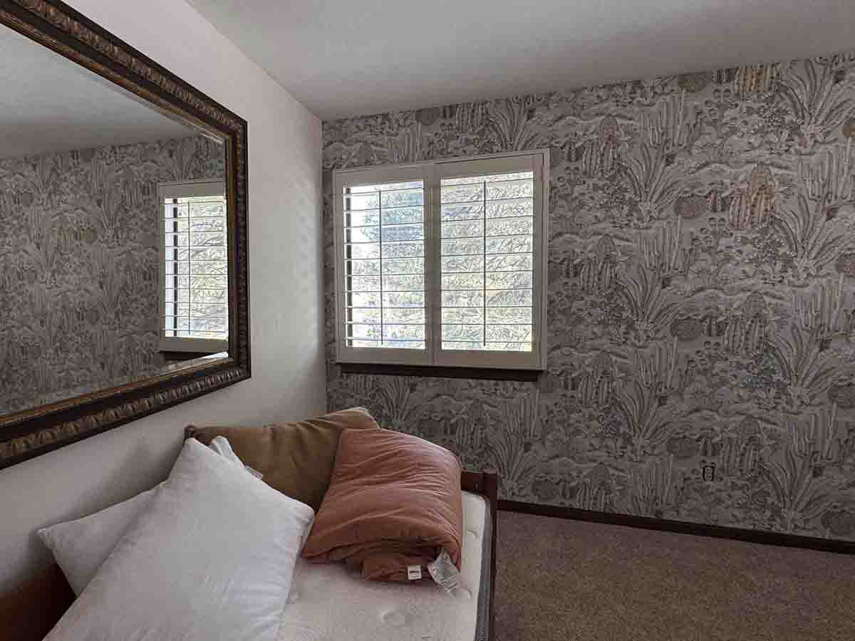 Non-woven wallpaper