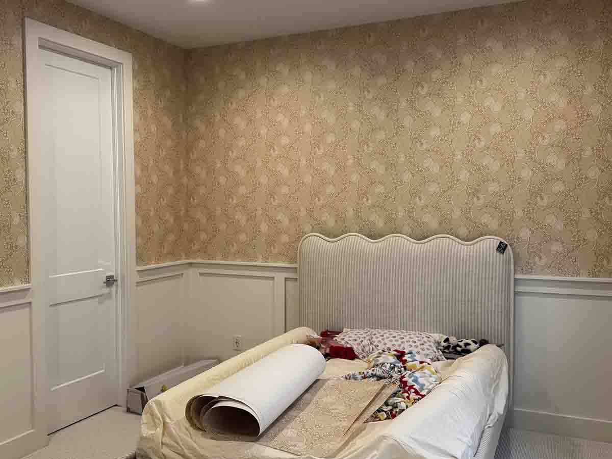 Non-woven wallpaper